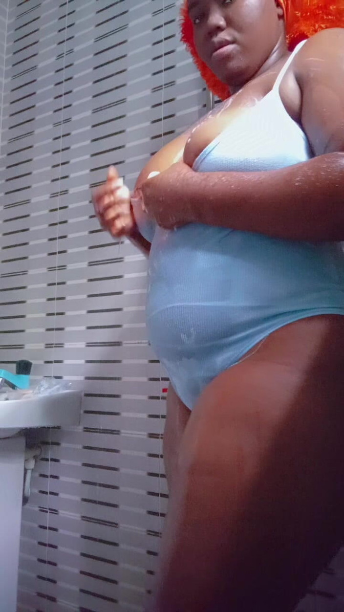 Slutmelly: Mandi dengan saya