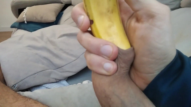 Elvissc: Maiale amatoriale annoiato afferra una banana, succo con il suo...