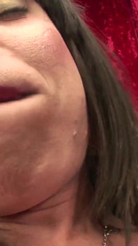 La trans con grandi tette Walleska Wisiley scopa analmente un uomo cattivo sul letto