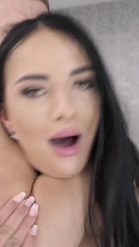 Cycata Brunetka Loszka Maddy May Analy Napędzana Przez Ogromnego Kutasa - Get Anal