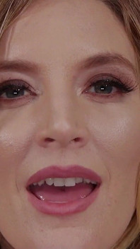 Mona Wales'i gösteren Mona'nın ahlaksız sürtüğü