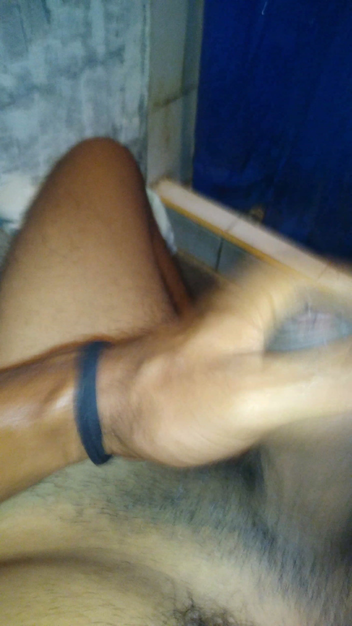 AlexAlejandro13: Bărbatul merge la baie, îi distorsionează intimitatea