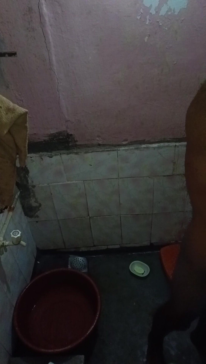 Arvind6355: Aproveite o banho no banheiro com água fria