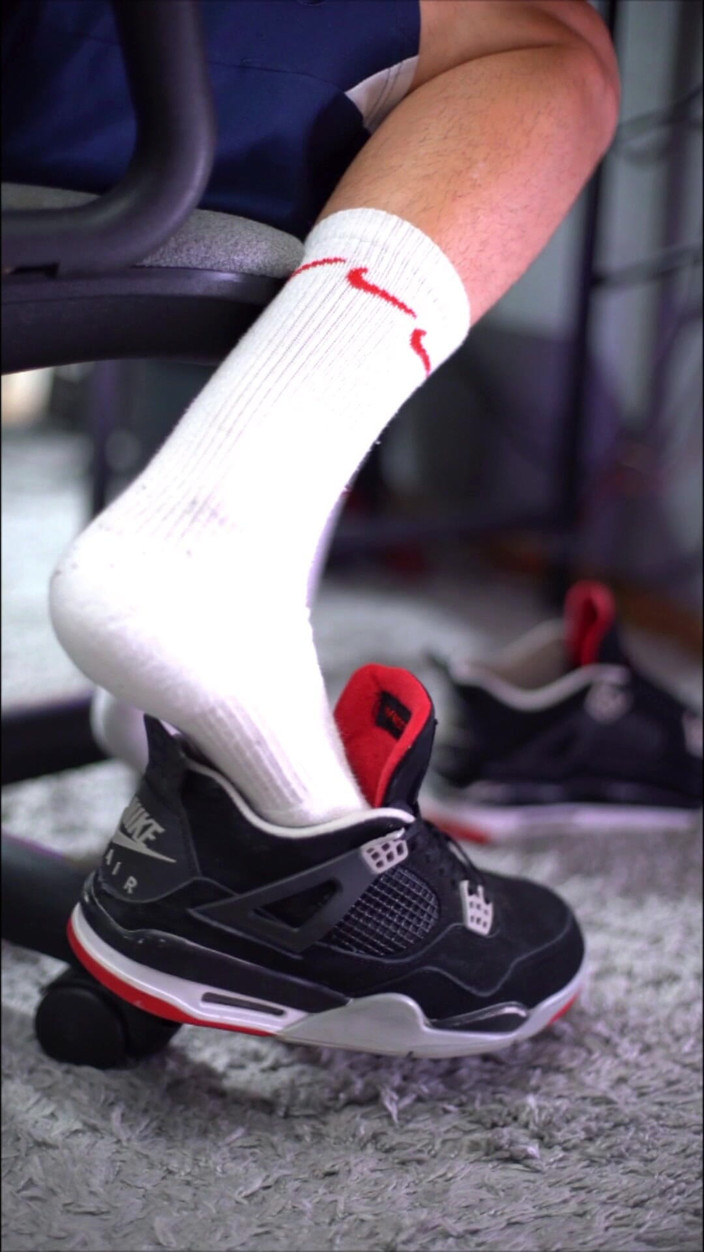 Sneakersmax98: Bermain dengan Jordan Retro Iv Sneakers dan pancut ke dalam