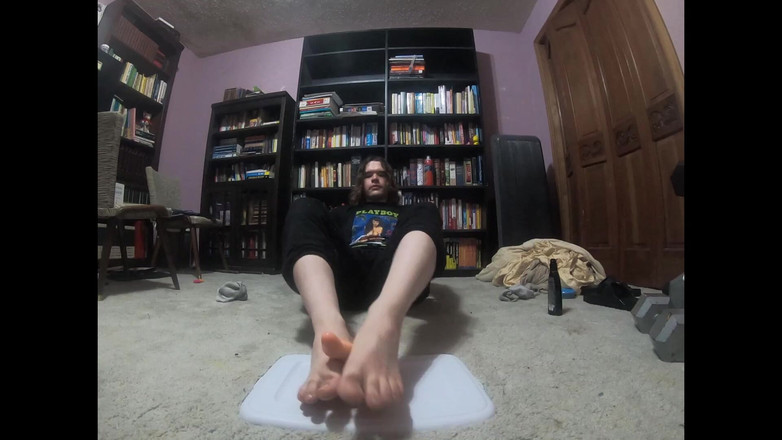 Mr Dimples: ぽっちゃり男がディルドにフットジョブをする