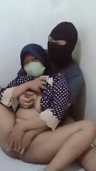 Karnına boşalana kadar odada sikişmeye devam et