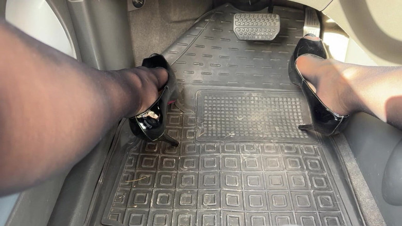 DINA LIGHT: Педаль накачування з українською богинею