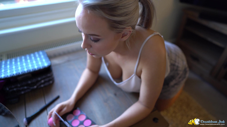 DownblouseJerk: Millie Fenton - czeka na Ciebie!