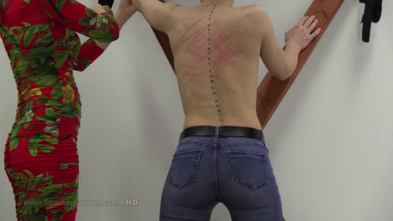 Spanking Server: Sasha trestá holá záda
