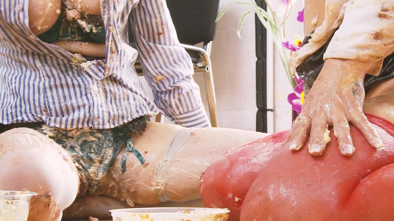 DARVASEX: Lesbijki posmarowane Scena-2 Dwie milf w bieliźnie pieprzą się nawzajem...