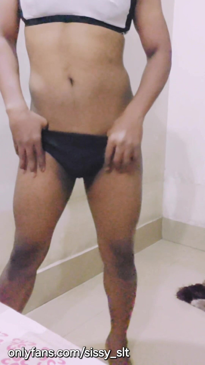 Sissy Bisexual: Schlaffer Penis, ladyboy pisst im freien