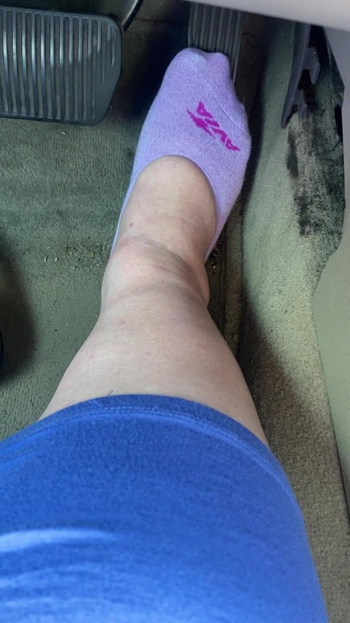 BellaBlast: Накачка педали в фиолетовых носках