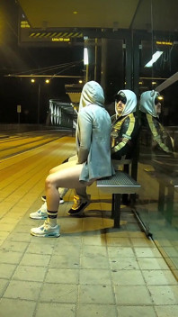 Riktigt riskabelt sex vid en busshållplats med en ung styvsis som slutar med en orgasm och en spermasprut