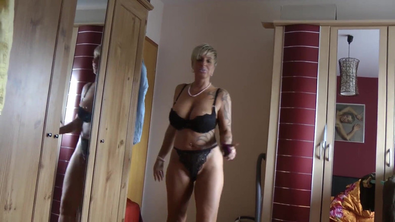 German amateur - 100% German hardcore videos: O matură țâțoasă are parte de spermă pe țâțe în timp ce este...