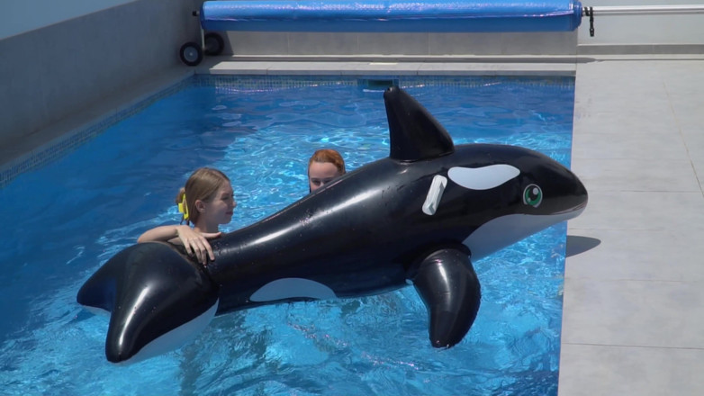 Sheryl X Sinclair: Chicas lesbianas se divierten en una piscina con un tiburón...