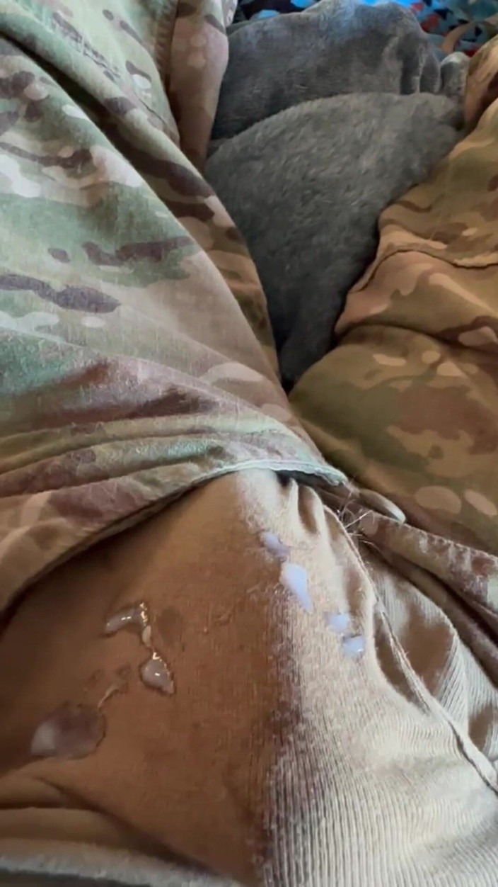 Gay Soldier Stuff: Armádní Solider si honí v uniformě a vojenských kalhotách jeho...