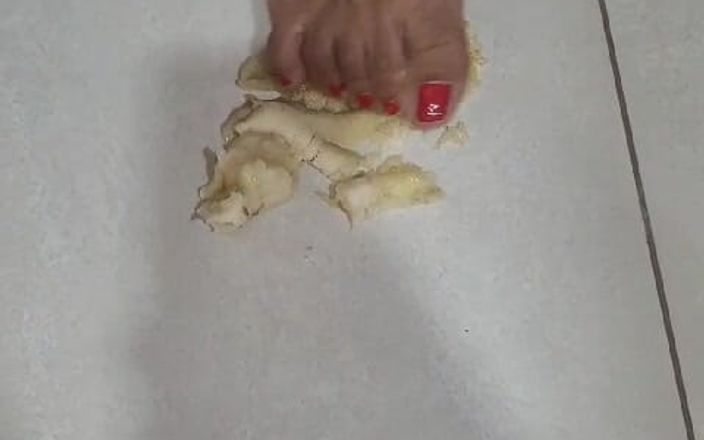 Jessy feet: バナナを踏み鳴らす