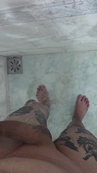 Un joven caliente se corre en la ducha