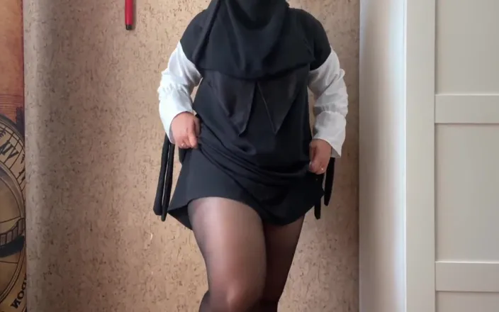 Lux Eva: Maracanese MILF Ripped Pantyhose While Stretching and Got Wet Pussy...