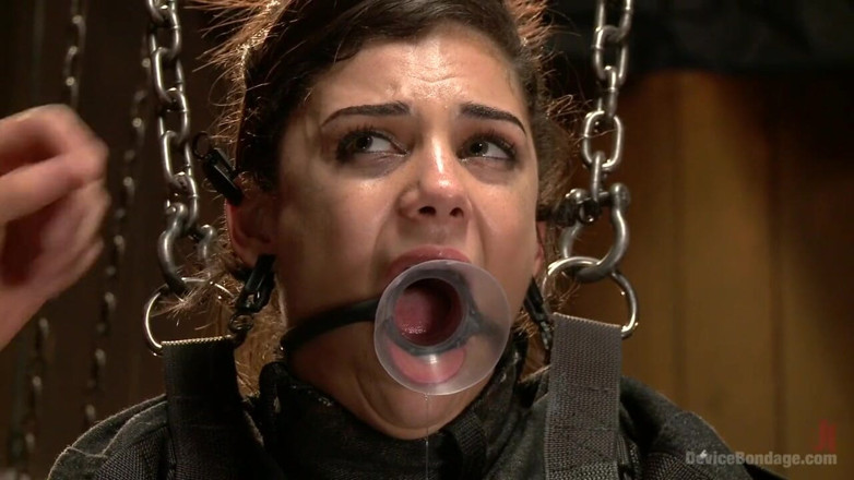 Device Bondage by Kink: Bonnie Rotten efendi Orlando'ya boyun eğiyor ve fışkırtıyor