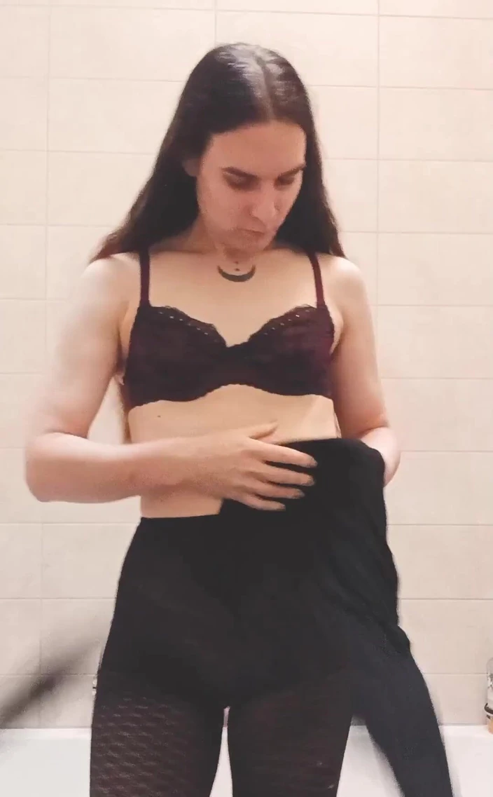 Odette Vesper: Мы ре-любим эти настройки одевания. Воображая их в будущих местах и через лучшие объективы.