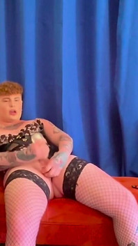 Femboy používá masturbátor