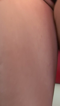 丰满的短发熟女在红色沙发上自慰