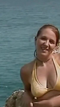 Nadržená zrzka kotě prstí kundičku na divoké pláži
