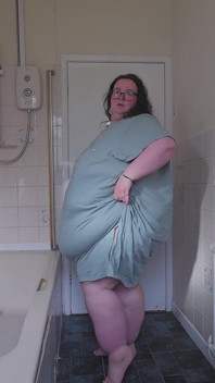 Bauchspiel im Badezimmer mit SSBBW goddess