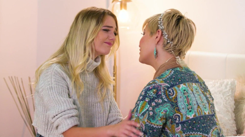 Girlsway: Girlsway - sexy holka si pomocí těla jejího média přivolala svou...