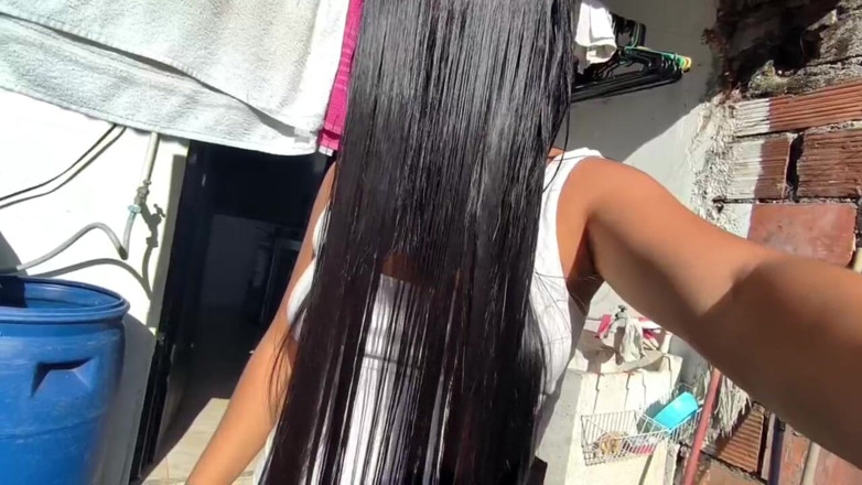 Isabel: Brosse mes cheveux mouillés au soleil jusqu’à ce qu’ils sèchent