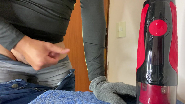 Greedy truck: Asiática masturba seu pau pequeno no trabalho e acaba gozando...