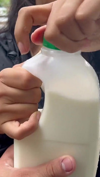 Io compro il latte dalla mia vicina, lei mi segue e assaggia il mio latte.