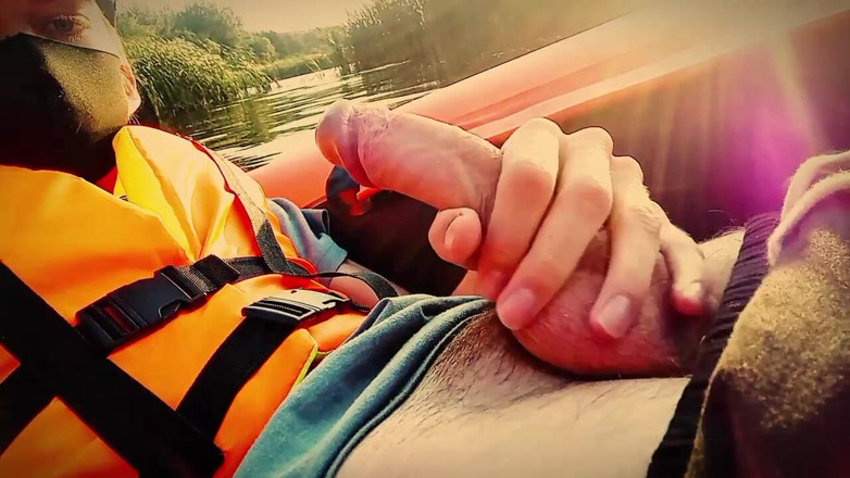 Fish Cam: Wspomnienia z minionego lata. Twink szarpie swojego kutasa w środku rzeki