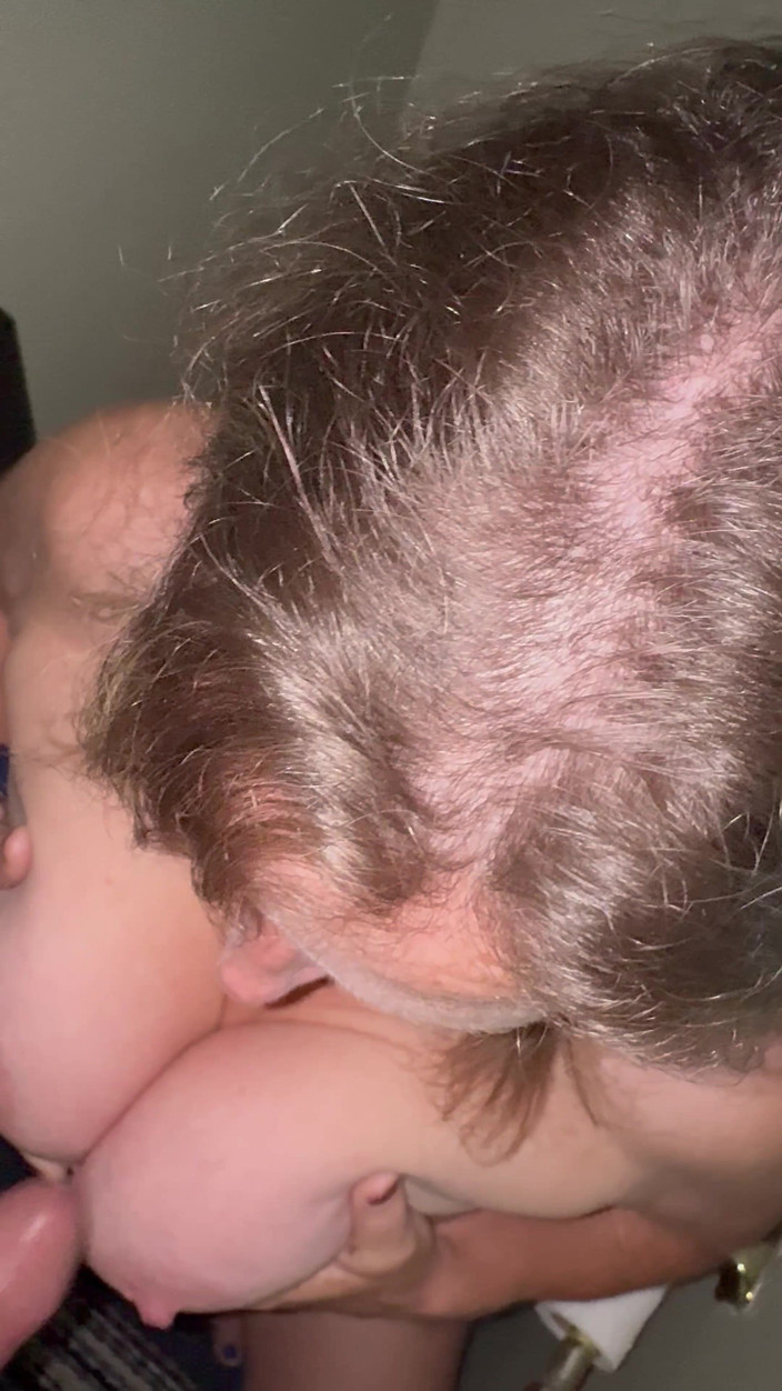 Bonewizzard69: 오줌을 싸려고 화장실에 앉아 있는 남자를 빨아주는 Bonemaiden