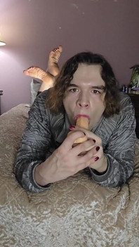 Niebinary femboy wykonuje trening gardła podczas pozy