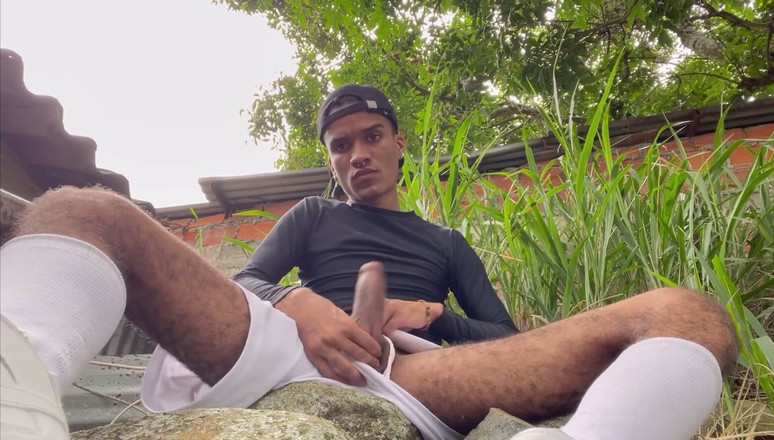 vergar4_daviid: Jogador de futebol acaba treinando e uma palha é feita atrás...