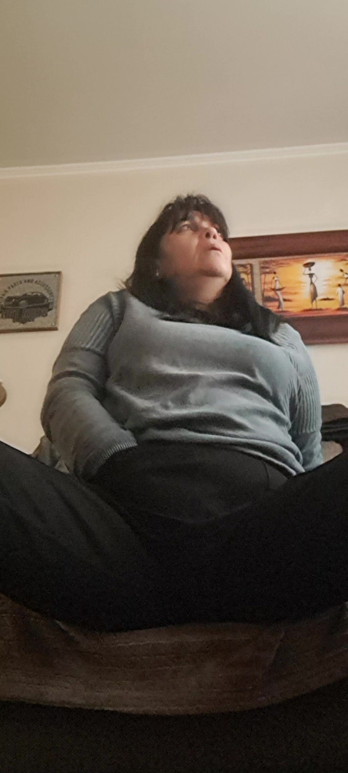 Mommy big hairy pussy: Milf en primer plano casual se masturba