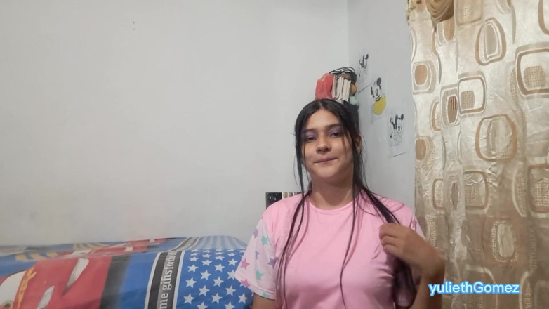 Yulieth Gomez: Yuliethgomez Antonymartinez fiul vitreg al vecinului meu vine în camera mea și îl...