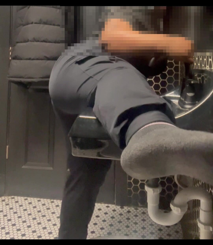 Anye Meshell: Tyto koupelny jsou mimo, ale jsem nadržená, takže jsem se...