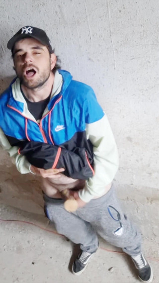 jerkofflover: Dans un bâtiment abandonné où je vais me masturber