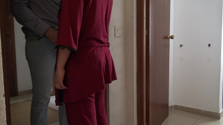 Stepmom Susan: Cuckold-ehefrau lässt amazon-lieferbote in ihren versauten mund kommen