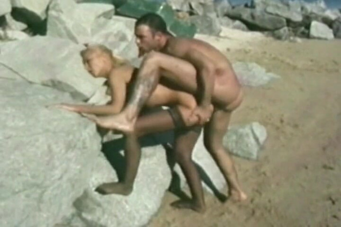 Videos Francaises: Una perfetta miLF francese inculata sulla spiaggia