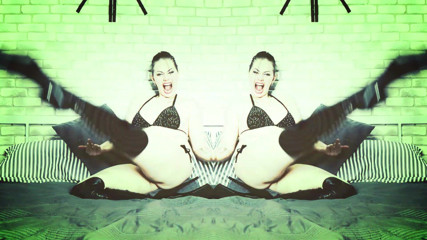 Goddess Misha Goldy: 25 frame daze geest neukpartij! Volledige fles en je creditcard