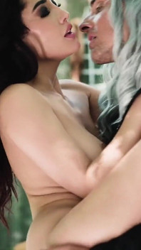 Chloe Amour neemt Geralt's lange pik totdat hij haar poesje met sperma vult - de witcher porno cosplay-parodie