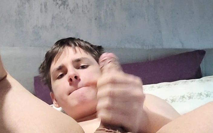 Dustins: Knubbig pojke visar stor röv och sperma