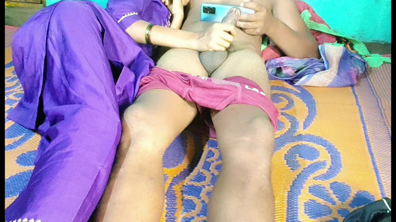Graju1244: Awek comel terhangat dan teman lelakinya menonton video seks semasa...