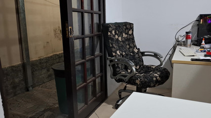 Gabi SweetCouplesStories: 在邻居的帮助下在桌子上自慰她的骆驼趾