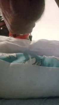 Laura legata e incappucciata con un labbro aperto bavaglio si fa scopare la gola per 15 minuti