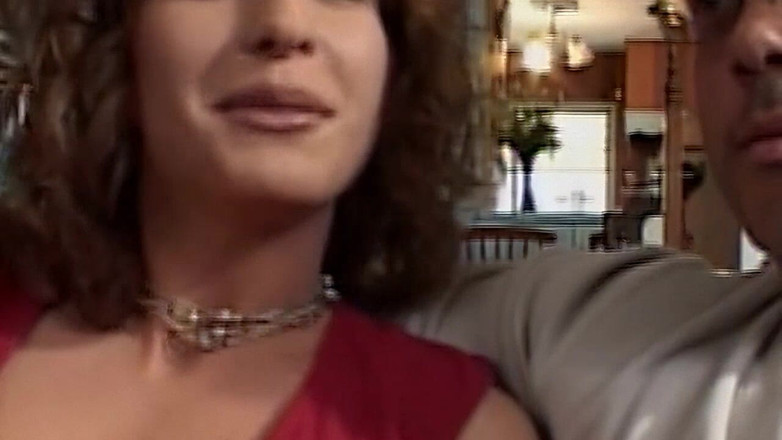 Goldenxtapes: Une MILF mouillée affamée se fait baiser dans un gangbang -...